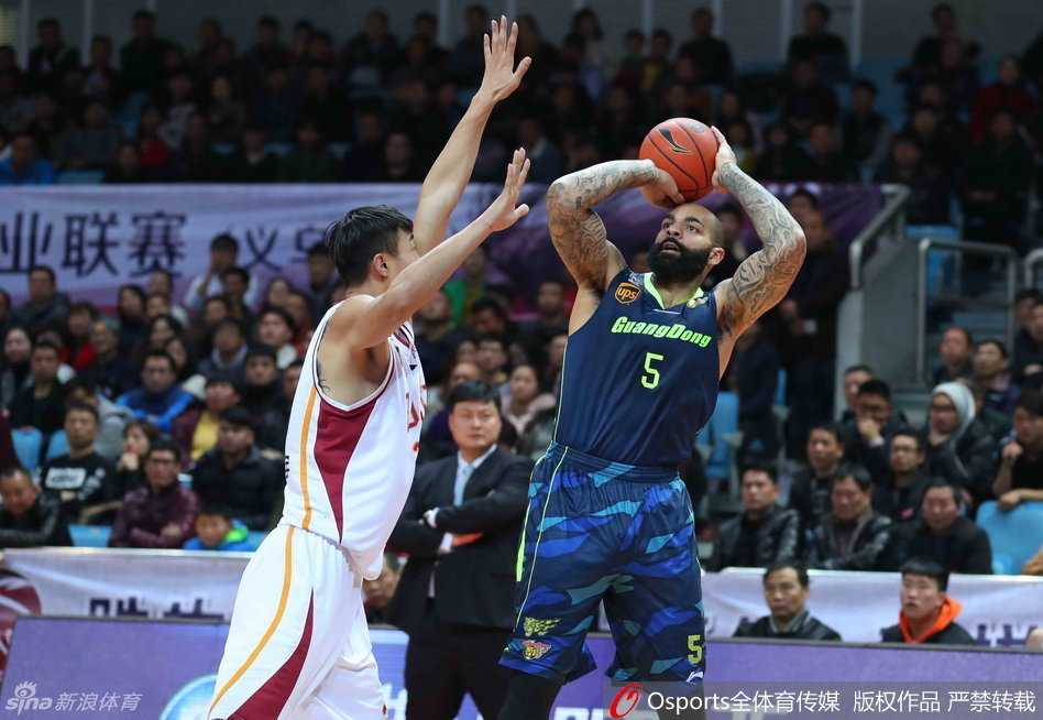 易建联篮下卡位成功，凭借超强的弹跳和臂展，稳稳将篮板球收入囊中