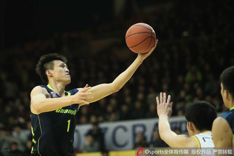 队长周鹏犹如神兵天降，在空中腾云驾雾般完成一次势在必得的飞身上篮，气势如虹。