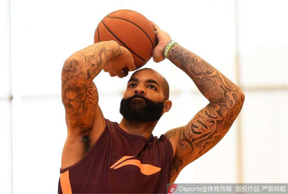 外援斯隆在三分线外干拔跳投，动作舒展流畅，训练结束后他主动加练，作为球队主控，他需要用更强势的表现带领球队前行。