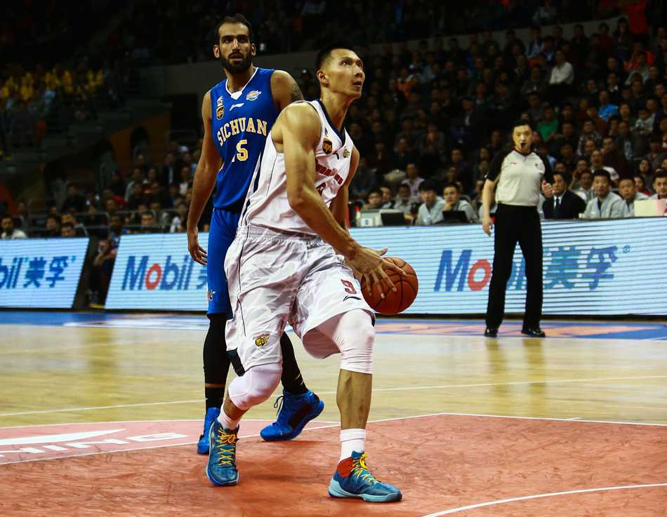 易建联如太空易附体，迎着哈达迪的遮天巨掌，用一记势大力沉的单手劈扣终结进攻，整个篮筐都在颤抖