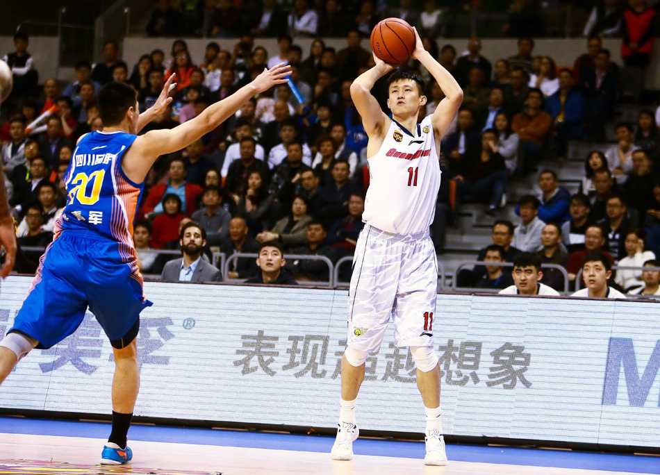 老将朱芳雨在三分线外张手就投，皮球划过一道完美弧线，仿佛又下起了熟悉的‘三分雨’，对手只能望球兴叹