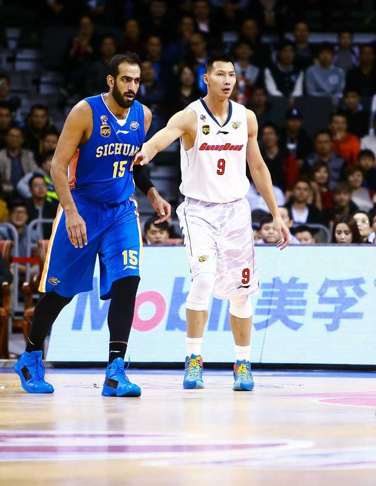 广东队长周鹏在深圳队多人夹击中强行上篮，身体完全扭曲，但依然将球稳稳放入篮筐，彰显队长本色