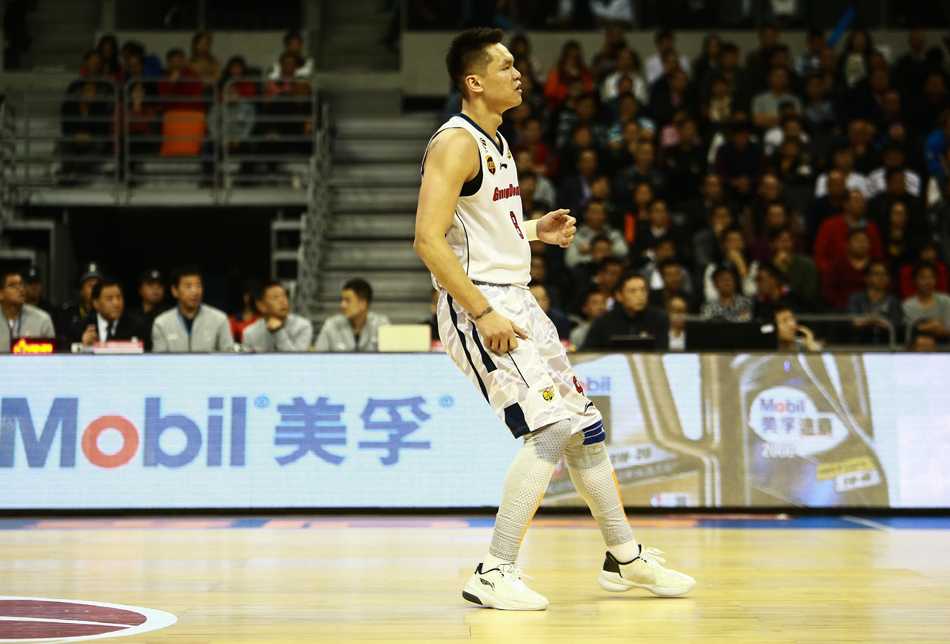 广东外援斯隆面对严密夹击，冷静地选择了高难度的抛投，皮球越过防守球员指尖，空心入网