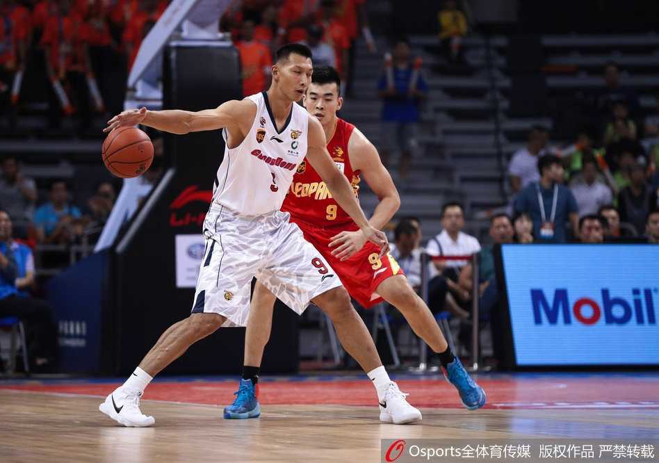 赵睿如一道黑色闪电般撕破深圳队的防线，他高高跃起，眼神坚定，以一记势大力沉的双手灌篮终结进攻，瞬间点燃了主场观众的澎湃热情。