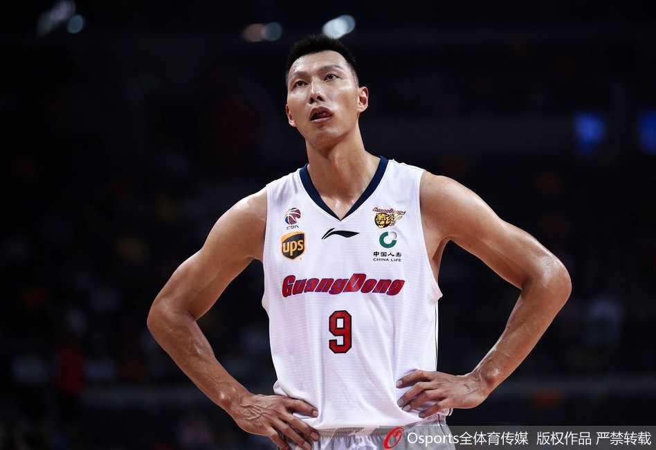 周鹏在防守端全神贯注，他张开双臂如同一道屏障，死死卡住进攻球员的前进路线，坚定的眼神中透露出八冠王球队与生俱来的铁血防守基因。