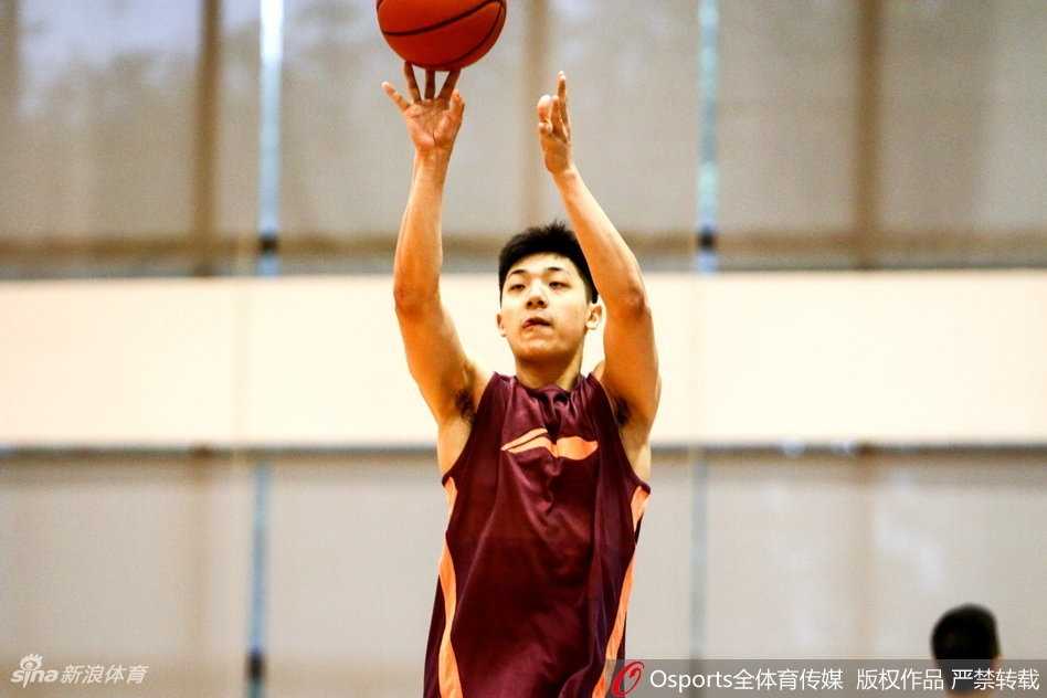 大外援尼克尔森在训练中展现出柔和手感，他高高跃起，篮球在空中划出完美弧线，应声入网。阳光透过球馆穹顶洒下，照亮了他坚毅的侧脸。