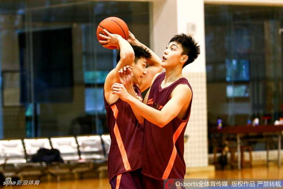 训练结束后，队长周鹏与队友们围成一圈，击掌鼓劲。汗水与坚毅写在每个年轻球员的脸上，此刻的团结是他们走出困境的唯一出路。