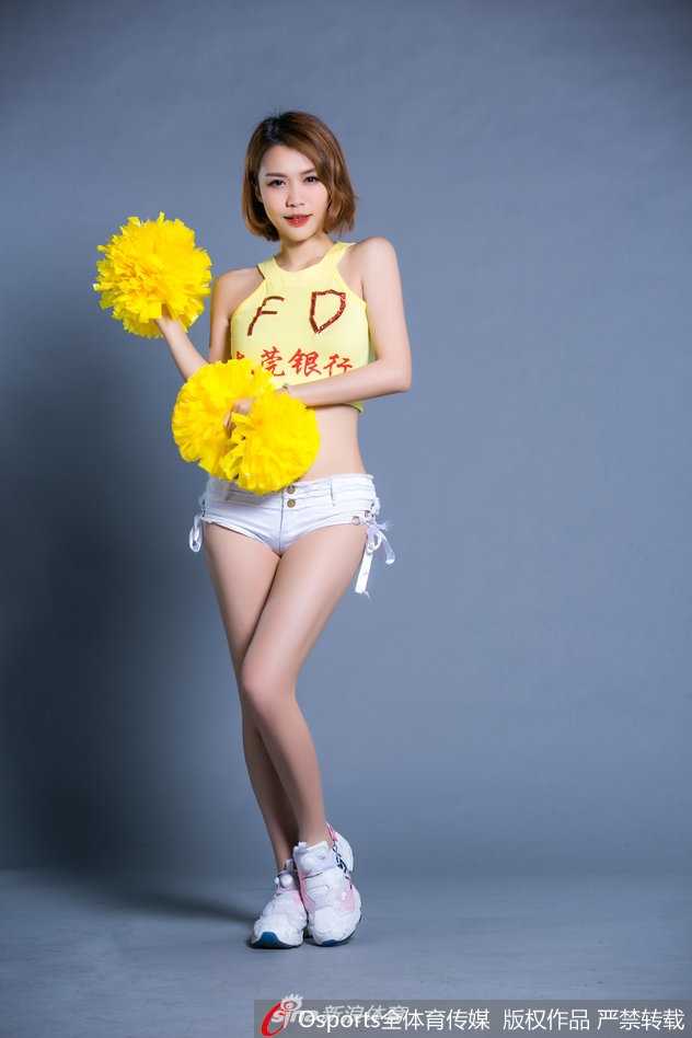 宏远篮球宝贝身着蓝白战袍，在聚光灯下腾空跃起，整齐划一的动作如同赛场上的快攻，瞬间点燃全场沉寂的激情。