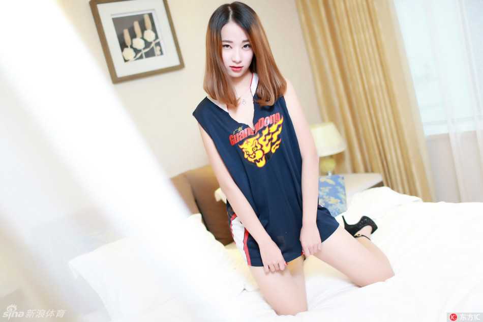 镜头下，宏远篮球宝贝身着紧身韵律装，修长美腿勾勒出力量与柔美的完美曲线，仿佛赛场上一道跃动的闪电。