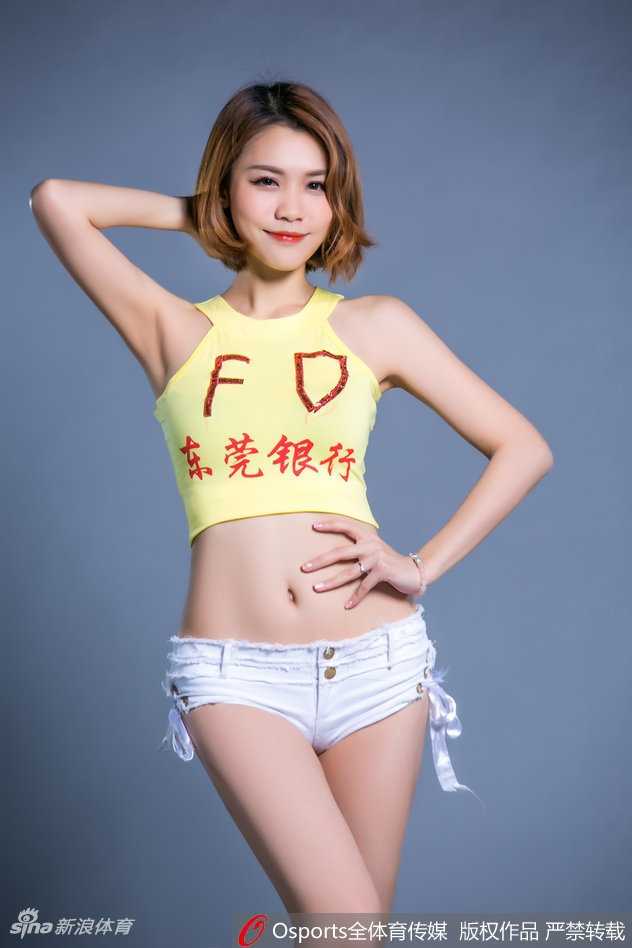 动感舞姿定格瞬间，这位篮球宝贝正完成一个高难度的转身动作，金色的热裤在灯光下闪烁，她的表情专注而投入，仿佛整个赛场都随着她的节拍在跳动。