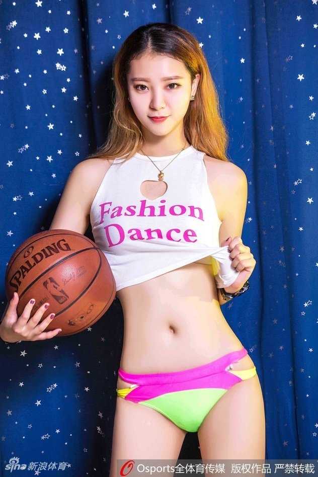 聚光灯下的侧颜特写，她睫毛低垂，专注的神情透露出训练时的严谨与一丝不苟