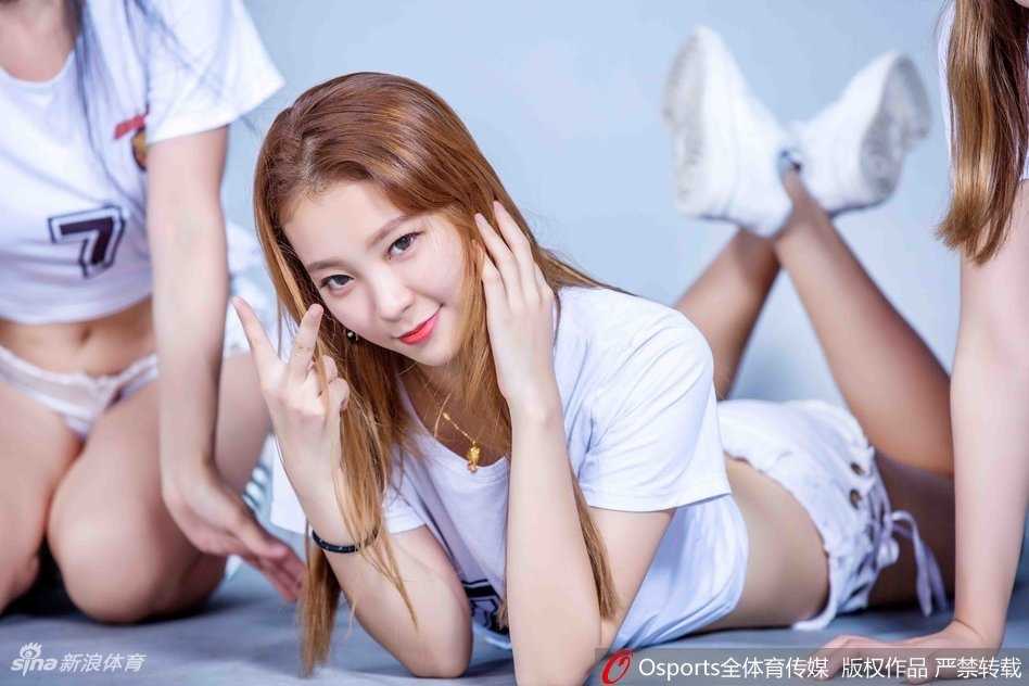 镜头捕捉下队员们在训练或表演间隙的瞬间，专注的神情与精致的妆容相得益彰，透露出专业舞者的素养与对细节的极致追求。