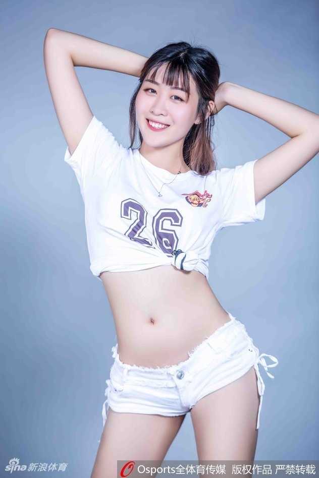 在灯光的照耀下，队员的表情专注而充满力量，展现出一种自信、独立、向上的新时代女性风采，与体育精神完美契合。