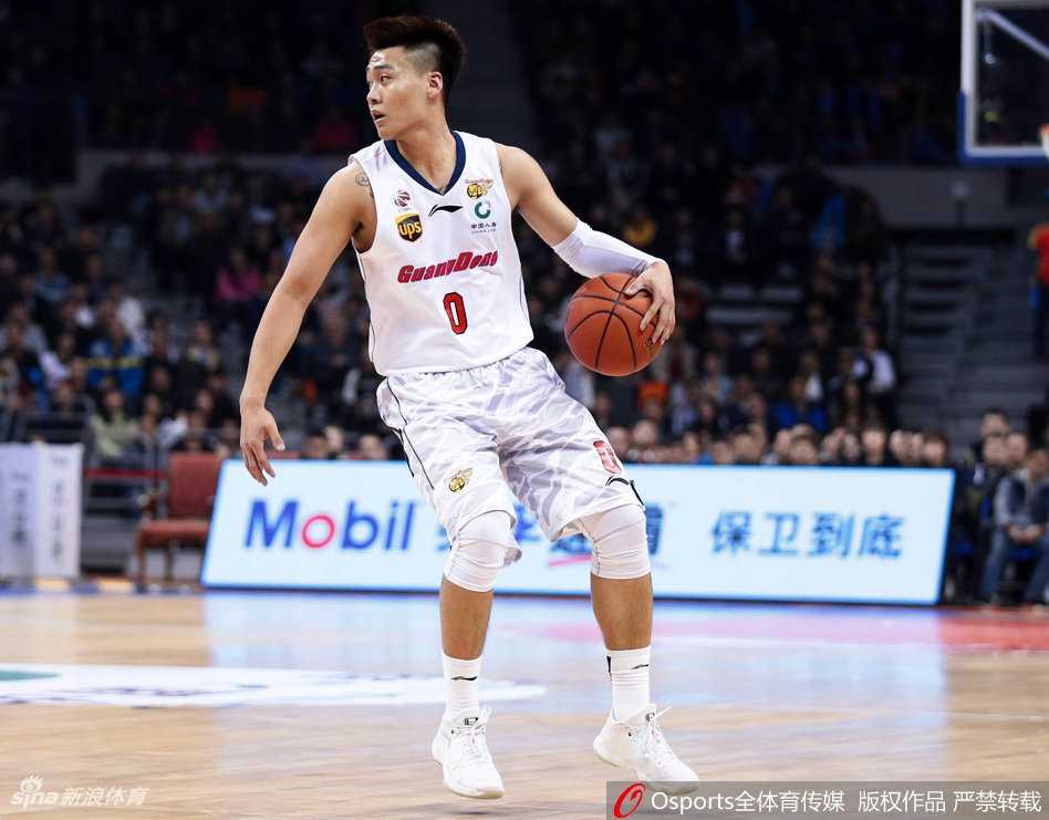 辽宁外援哈德森在快攻中高高跃起，面对空篮轻松写意地完成单手劈扣，展现了其出色的身体素质和比赛状态。