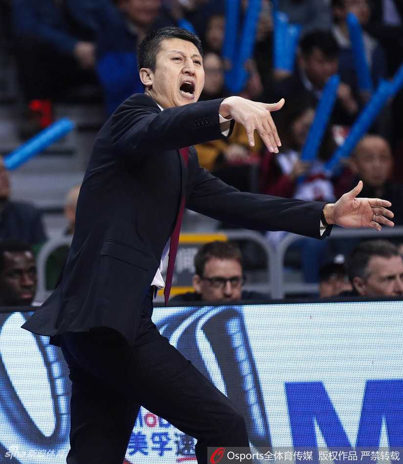 易建联在辽宁队多人包夹之下，眼神坚毅高高跃起，试图完成一次高难度投篮，现场气氛凝固到了极点。