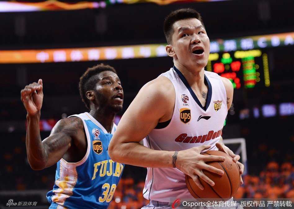 广东队后卫赵睿在反击中如离弦之箭，面对空篮高高跃起，在空中调整姿态后稳健出手，动作舒展宛如在草原上驰骋的骑手。