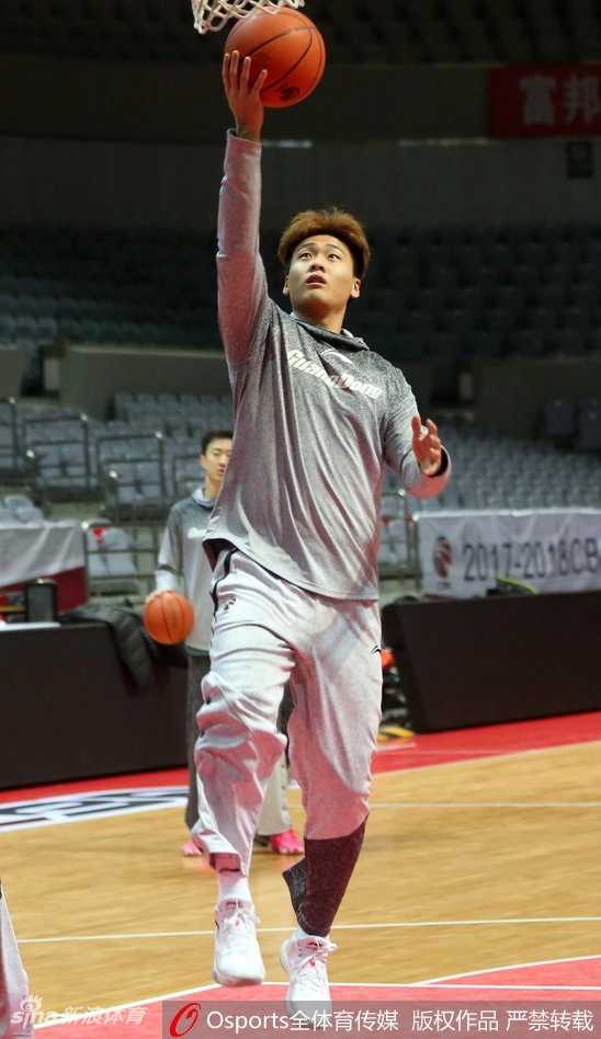 汗水浸湿了赵睿的鬓角，他凝视着篮筐的方向，眼神中透露出与年龄不符的坚定与冷静。