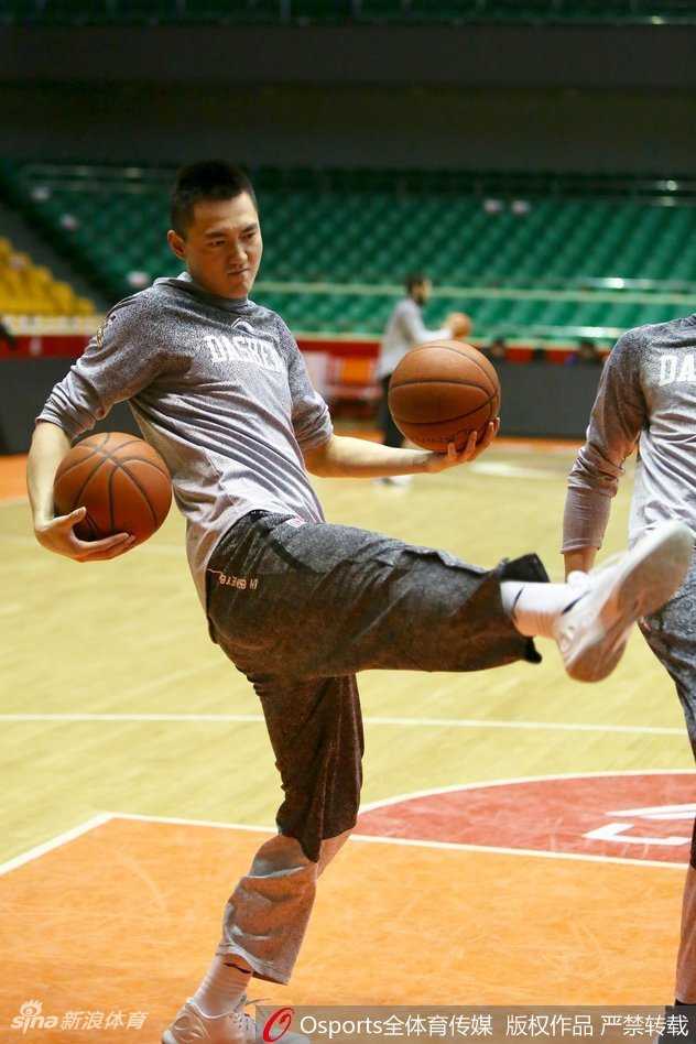 夕阳透过球馆窗户洒在罚球线上，球员在安静中反复练习投篮动作