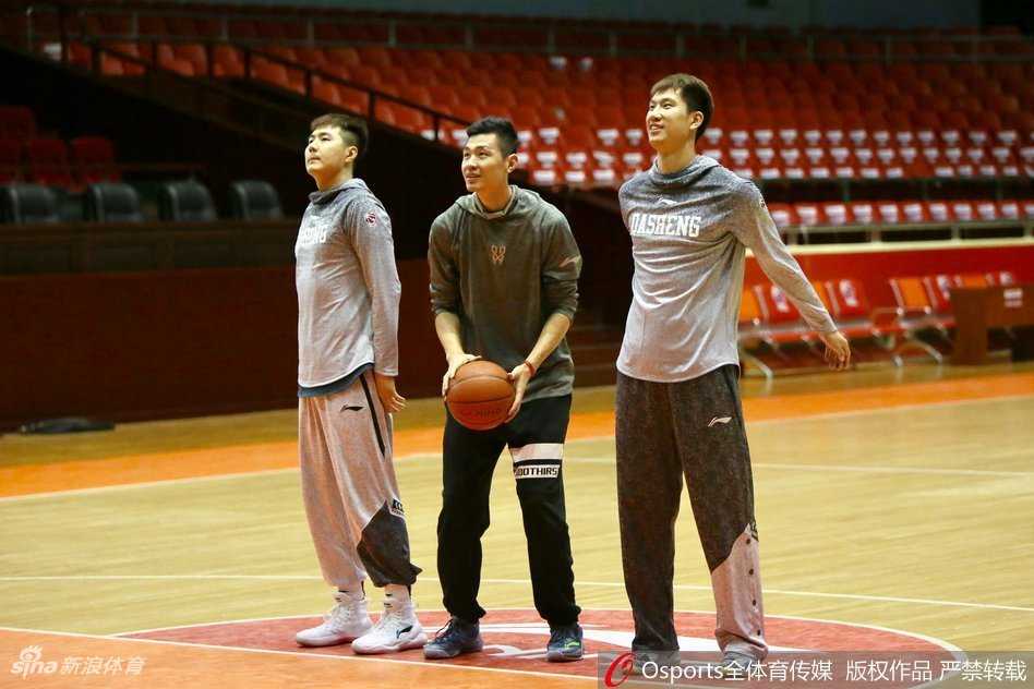 内线球员在低位要球，与外援进行挡拆配合练习，肌肉碰撞声此起彼伏