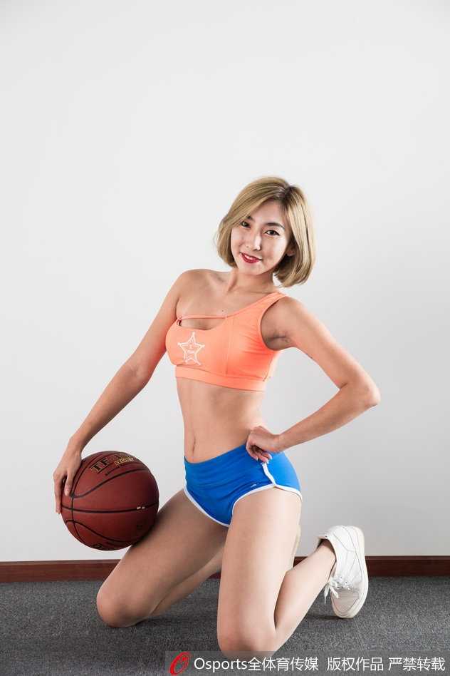 身穿XTM队服的北京姑娘，在紫色调背景下微笑，自信大方，展现了新时代女性的健康与活力