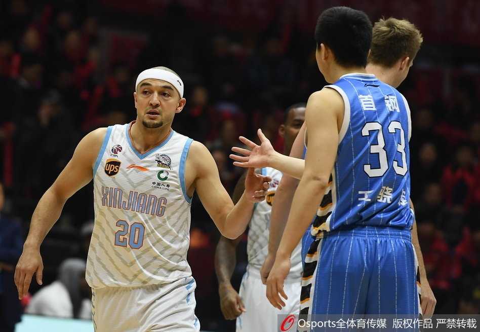 红山体育馆巅峰对决,新疆飞虎击退北京首钢 新疆队小外援达柳斯-亚当斯如闪电般突破北京队的双层防线,他眼神坚毅,在两人夹击的缝隙中寻找上篮的机会。
