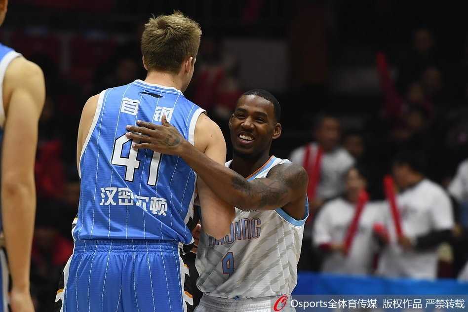 红山体育馆巅峰对决,新疆飞虎击退北京首钢 西热力江外线张弓搭箭,三分球应声入网,他紧握拳头,标志性的强硬防守和精准三分是新疆队最锋利的刺刀。
