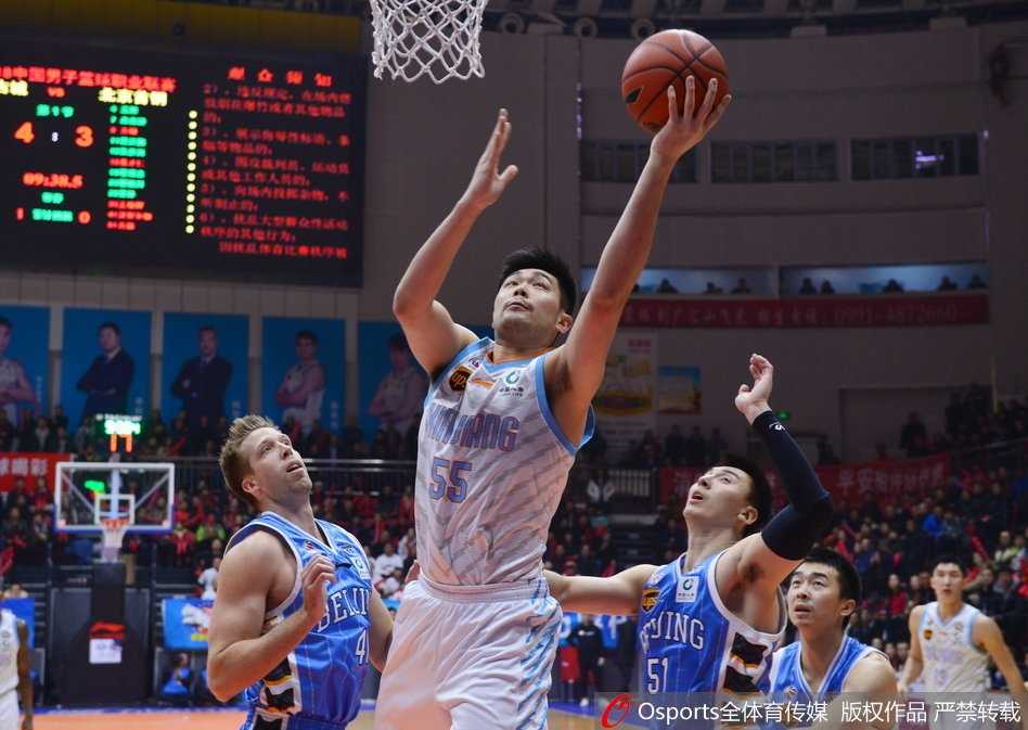 红山体育馆巅峰对决,新疆飞虎击退北京首钢 胜负已定,新疆队球员们围聚在一起,庆祝这场来之不易的险胜,他们的脸上洋溢着胜利的喜悦和如释重负的轻松。