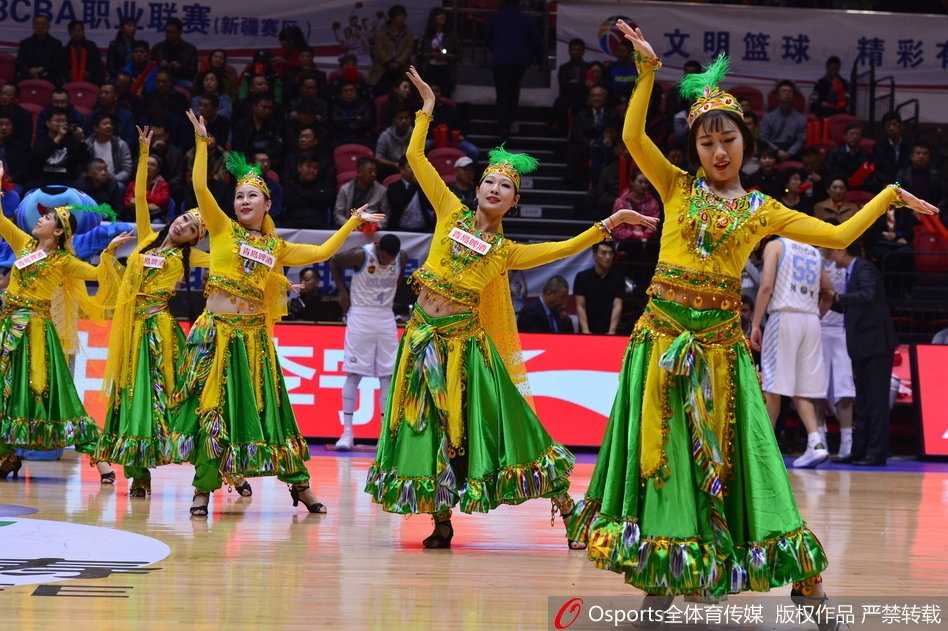 红山体育馆最美风景线,新疆篮球宝贝热舞点燃疆辽大战 新疆啦啦队宝贝们伴随着动感的音乐节奏,在场上展现出极具民族特色的华丽舞姿,瞬间点燃全场热情。
