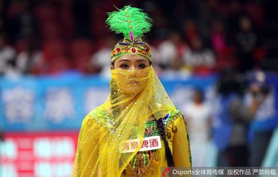 红山体育馆最美风景线,新疆篮球宝贝热舞点燃疆辽大战 即使是高难度的托举动作,啦啦队员们也完成得干净利落,她们用专业的技巧和饱满的热情为场上球员加油鼓劲。