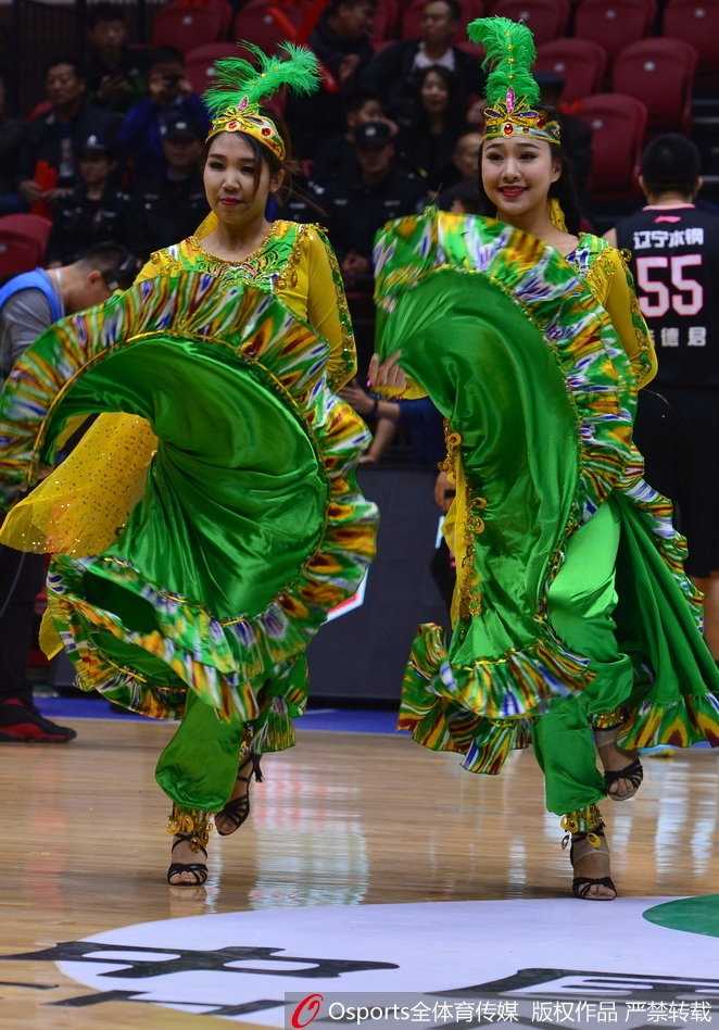 红山体育馆最美风景线,新疆篮球宝贝热舞点燃疆辽大战 镜头特写下,这位篮球宝贝笑容甜美灿烂,眼神中充满自信与活力,展现了新疆女孩独特的阳光气质。