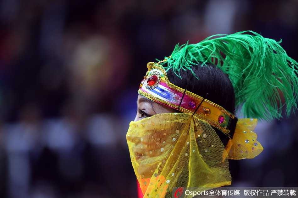 红山体育馆最美风景线,新疆篮球宝贝热舞点燃疆辽大战 赛场中央,新疆篮球宝贝们尽情释放活力,她们用热辣的舞蹈将红山体育馆的主场气氛推向了最高潮。