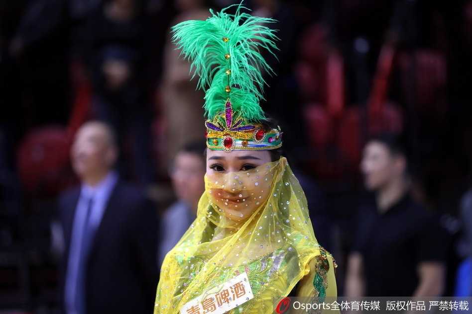 红山体育馆最美风景线,新疆篮球宝贝热舞点燃疆辽大战 新疆啦啦队整齐划一的动作极具视觉冲击力,她们不仅是球队的颜值担当,更是主场最卖力的第六人。