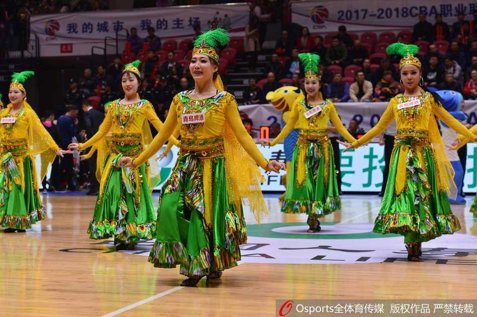 红山体育馆最美风景线,新疆篮球宝贝热舞点燃疆辽大战 这位领舞的宝贝表情专注投入,华丽的服饰在灯光下熠熠生辉,完美诠释了竞技体育与艺术美学结合的魅力。