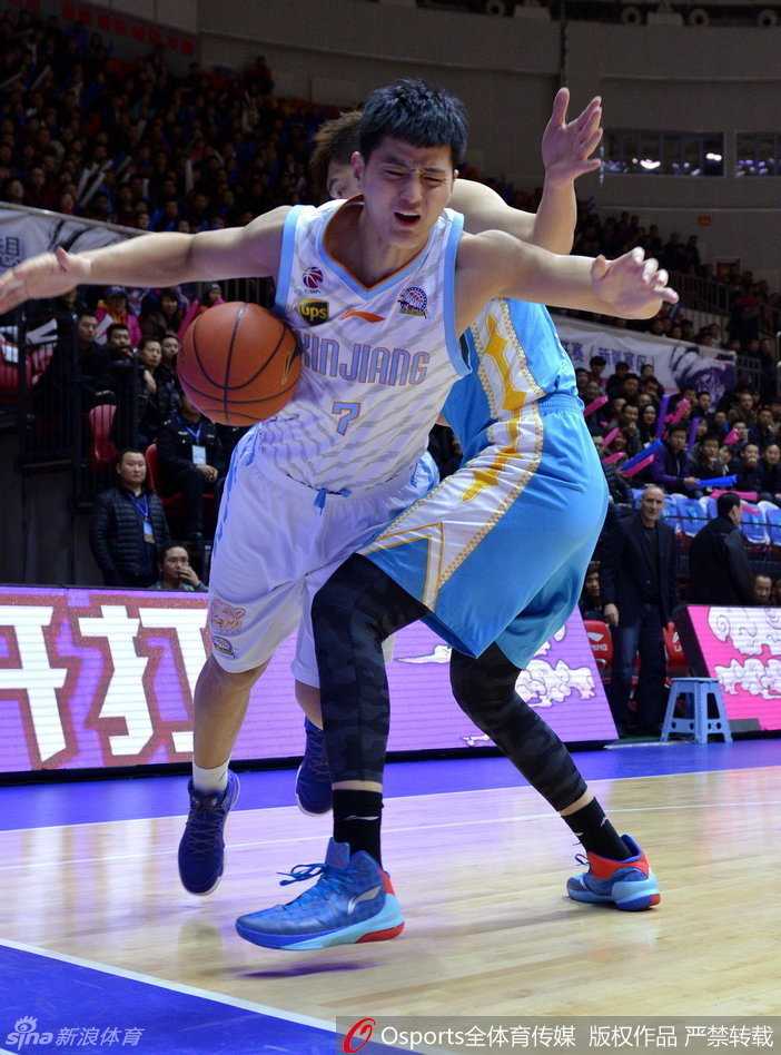 内线长人周琦在人群中旱地拔葱，利用绝对的身高优势将篮板球稳稳摘下，眼神中透露出对篮下领空的绝对统治力