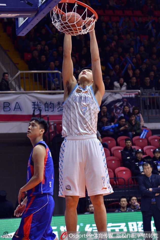 红山岁月:新疆飞虎的冠军拼图与那些热血面孔 眼神如刀西热力江,贴身缠绕不惜体力,用撕咬式防守为新疆队定下强硬基调。