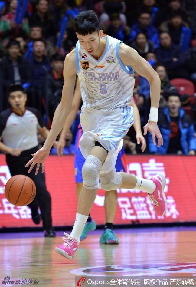 红山岁月:新疆飞虎的冠军拼图与那些热血面孔 李根背身单打碾入禁区,肌肉线条紧绷如磐石,他用坦克式推进诠释着本土最强锋线的威力。