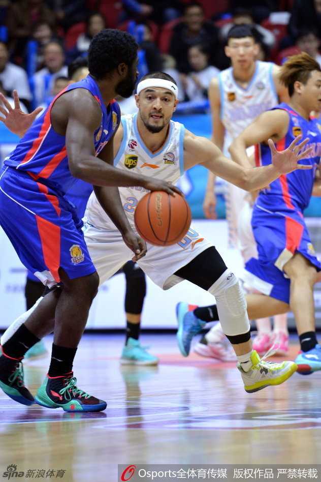 红山岁月:新疆飞虎的冠军拼图与那些热血面孔 大魔王周琦高举双臂快攻劈扣,长臂舒展如大鹏展翅,这一刻天赋尽显无遗。