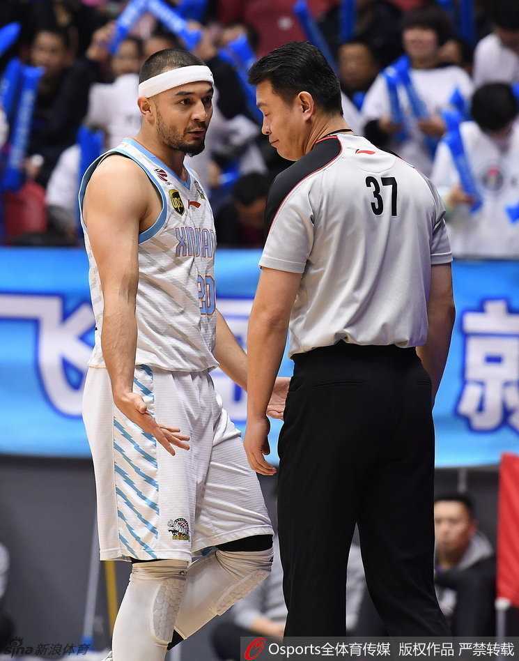 红山岁月:新疆飞虎的冠军拼图与那些热血面孔 布莱切巨掌遮天蔽日送上大帽,他不仅是进攻万花筒,更是守护禁区的灵活胖子。