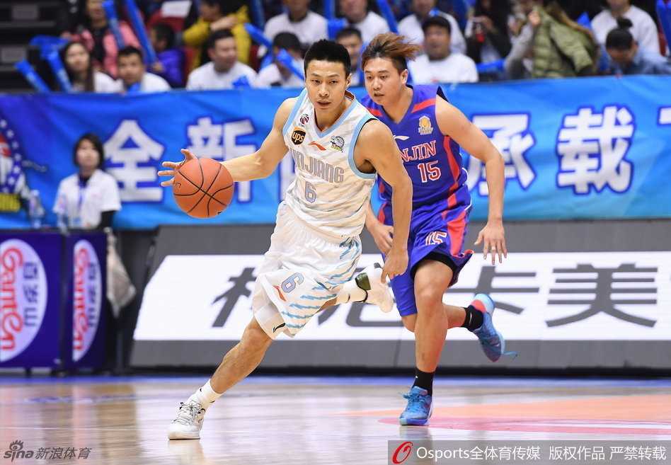 红山岁月:新疆飞虎的冠军拼图与那些热血面孔 铁血队长可兰白克贴防周鹏,手臂缠绕寸步不让,他用沉默的强硬守护着新疆的侧翼。