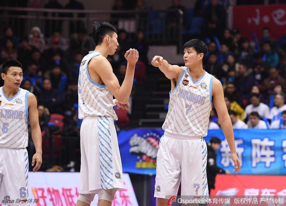 红山岁月:新疆飞虎的冠军拼图与那些热血面孔 亚当斯人缝中犀利突破,如一道白色闪电撕开广东防线,飞身上篮只为胜利而战。