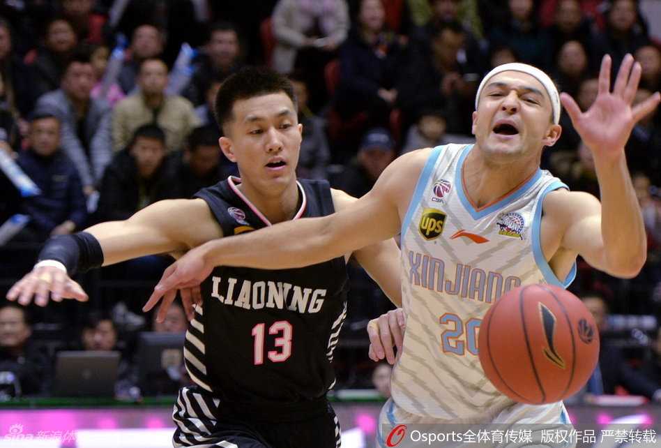 师徒情深，新疆队主帅李秋平在场边拉着西热力江细致讲解战术，眼神中充满信任与期待，这位外线尖兵是李指导战术体系中不可或缺的一环。