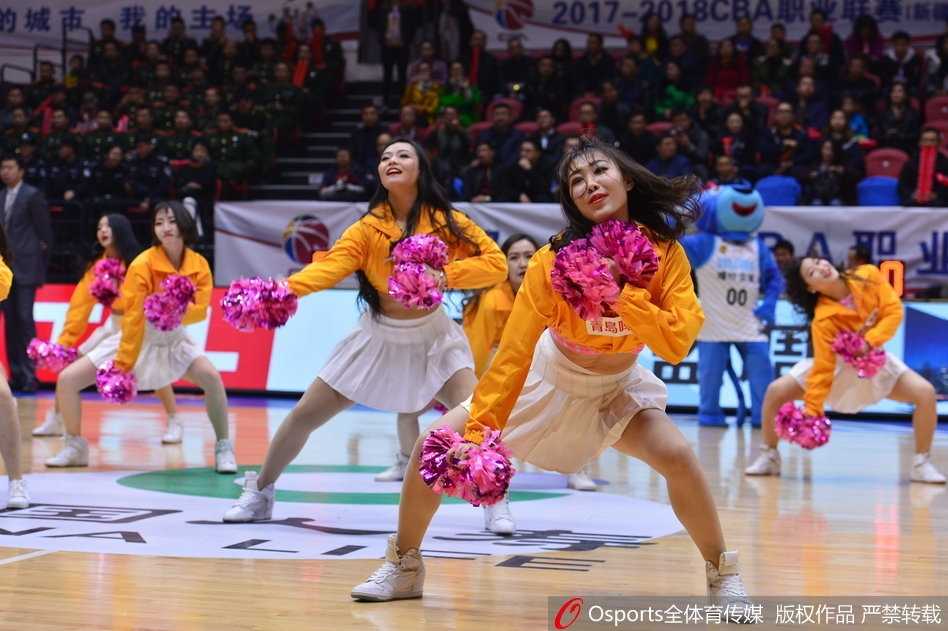 红山脚下的绚丽风景线:新疆篮球宝贝热舞点燃CBA赛场 镜头拉远,红山体育馆内座无虚席,场中央的篮球宝贝们构成了一幅动感的画面,她们的活力与现场蓝色的座椅形成鲜明对比。