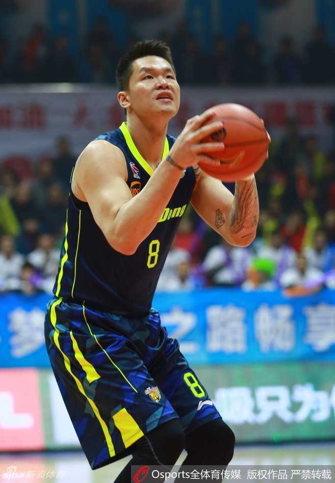 小外援斯隆在三分线外自信跳投，皮球应声入网，这是他全场35分表演中的一个缩影。