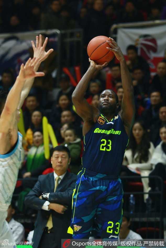 赵睿灵机一动，犹如一道闪电突然启动，撕破新疆队的防线，他的突破是广东队最犀利的武器。