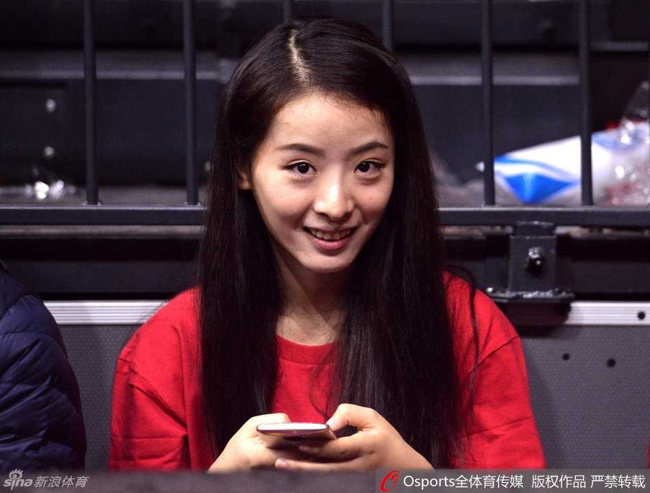 红山馆里最美的风景线 孙桐林爱妻与亚当斯女友场边助威记 孙桐林的妻子身着优雅便装,目光温柔地追随者球场上的丈夫,嘴角藏着一丝不易察觉的紧张与期盼。