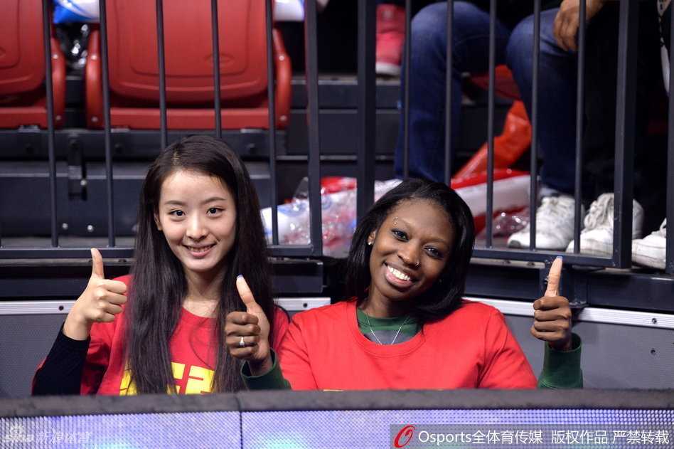 红山馆里最美的风景线 孙桐林爱妻与亚当斯女友场边助威记 镜头捕捉到两人互动的瞬间,孙桐林妻子凑近亚当斯女友耳边低语,两人脸上同时浮现出少女般腼腆又好奇的笑意。