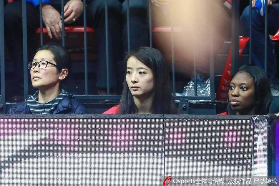 红山馆里最美的风景线 孙桐林爱妻与亚当斯女友场边助威记 另一角度展示两人观战的投入状态,亚当斯女友表情更为外露兴奋,孙桐林妻子则抿嘴微笑,性格差异一目了然。