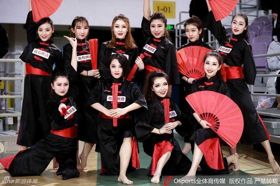 红扇摇曳燃赛场,篮球宝贝演绎青春热舞风情 伴随着动感节奏,两名篮球宝贝背对背热舞,红色的扇子在她们手中翻飞如蝶,妩媚的眼神与利落的转身定格了这一瞬的万种风情。