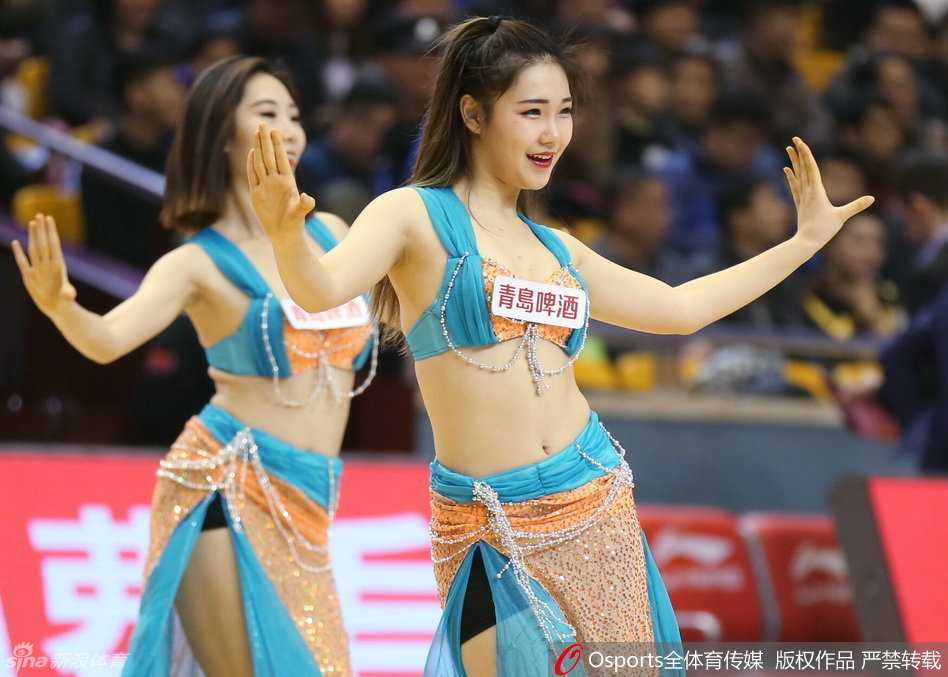 红扇摇曳燃赛场,篮球宝贝演绎青春热舞风情 镜头拉近,一位篮球宝贝秀出招牌的“开心手势”,她对着观众席比出爱心,弯弯的笑眼和上扬的嘴角仿佛能治愈一切疲惫。