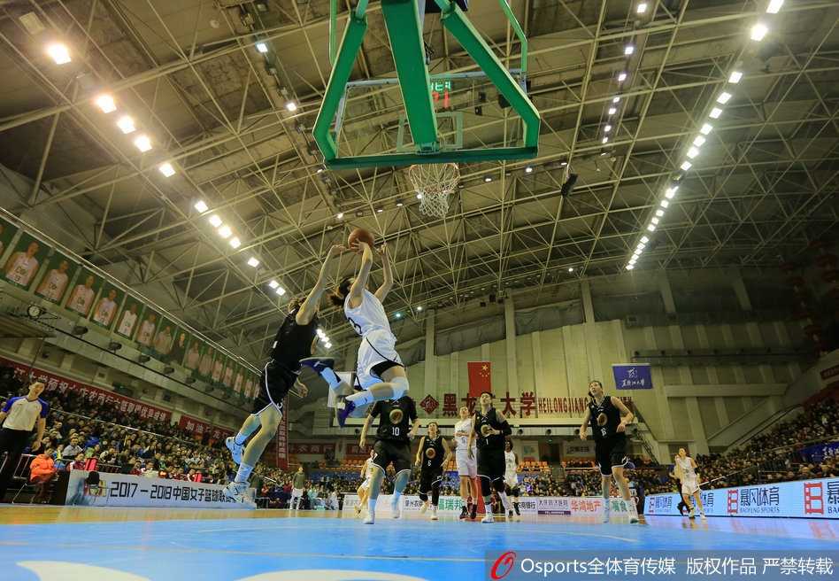 纪妍岩率大庆农商信女篮力克山东,主场收官战锁定季后赛席位 跳球瞬间,大庆队与山东队的中锋高高跃起,指尖触碰篮球的刹那,激烈的比拼正式拉开序幕。